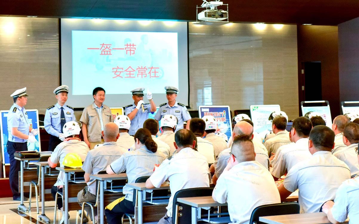 公司联合启东市公安局南阳交警中队 开展“一盔一带 安全常在”交通安全教育活动